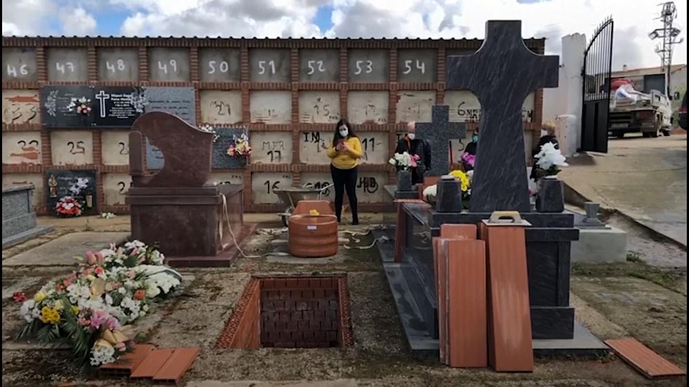 İspanya’da Salgından Ölen Çift Canlı Yayında Gömüldü