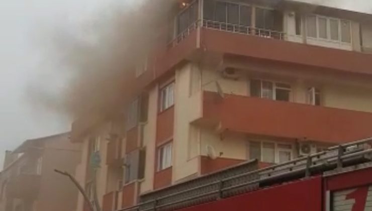 Çayırova’da Yıldırım İsabet Eden Binanın Çatısı Alev Alev Yandı -Video