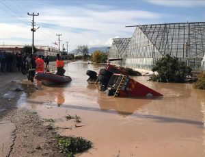 Antalya’da Kuvvetli Yağış Sele Neden Oldu 2 İtfaiye Aracı Suya Gömüldü