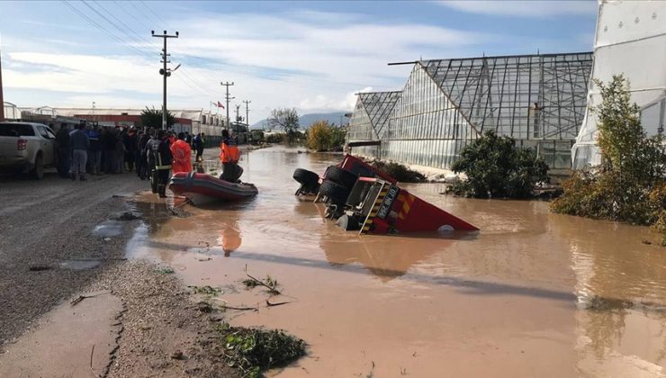 Antalya’da Kuvvetli Yağış Sele Neden Oldu 2 İtfaiye Aracı Suya Gömüldü