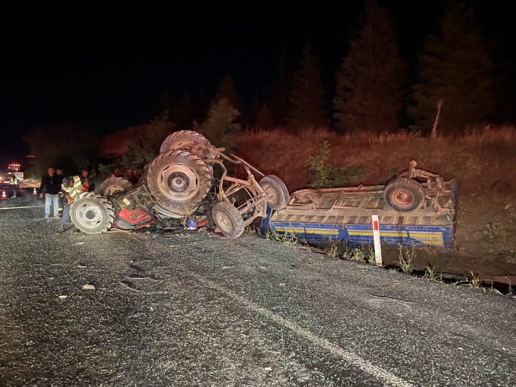 aa 20230729 31800305 31800302 eskisehirde yolcu otobusunun traktore carpmasi sonucu 6 kisi yaralandi