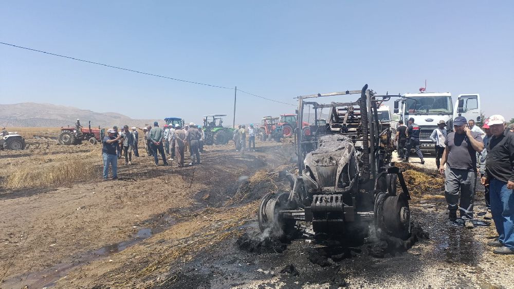 seyir halinde alev aldi hem traktor hem de arazi kul oldu Vhj6P