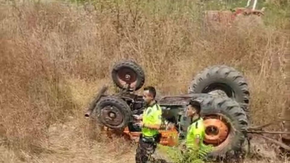 bursada sarampole devrilen traktorun altinda kalan ciftci oldu GunQ