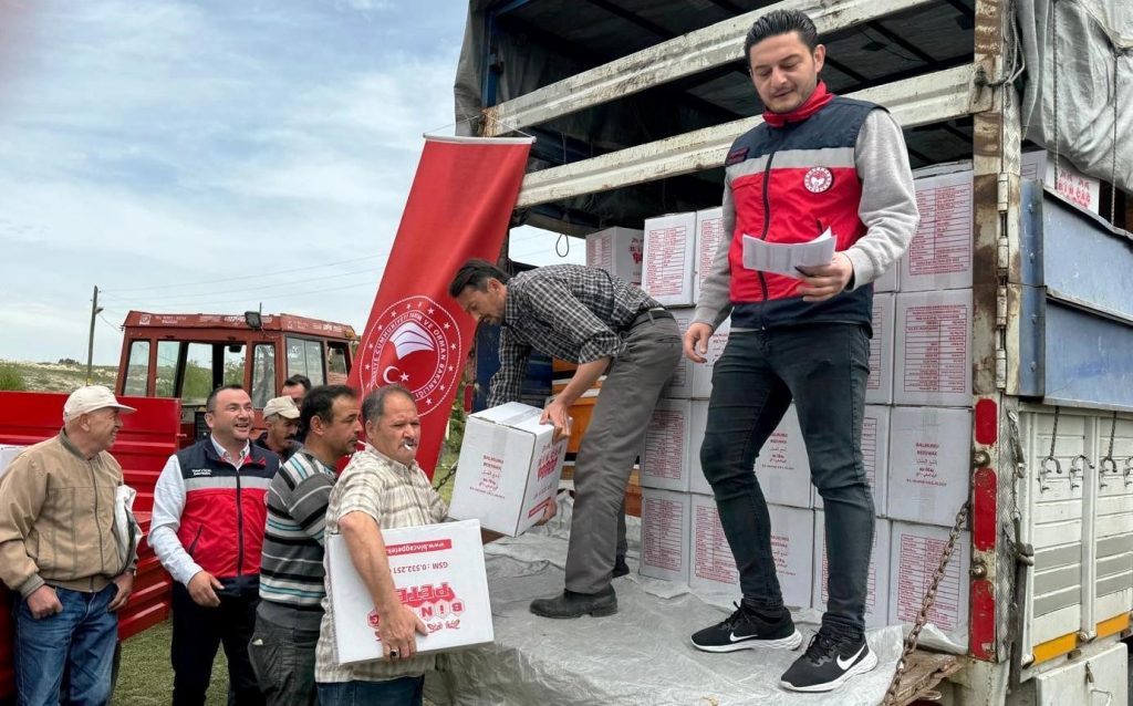 KÜTAHYA’DA 15 ÜRETİCİYE ÜCRETSİZ 105 ARI KOVANI DAĞITILDI