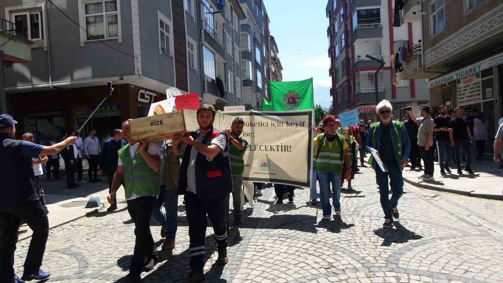 ÇAYI TABUTA KOYARAK SOKAK SOKAK GEZDİRDİLER