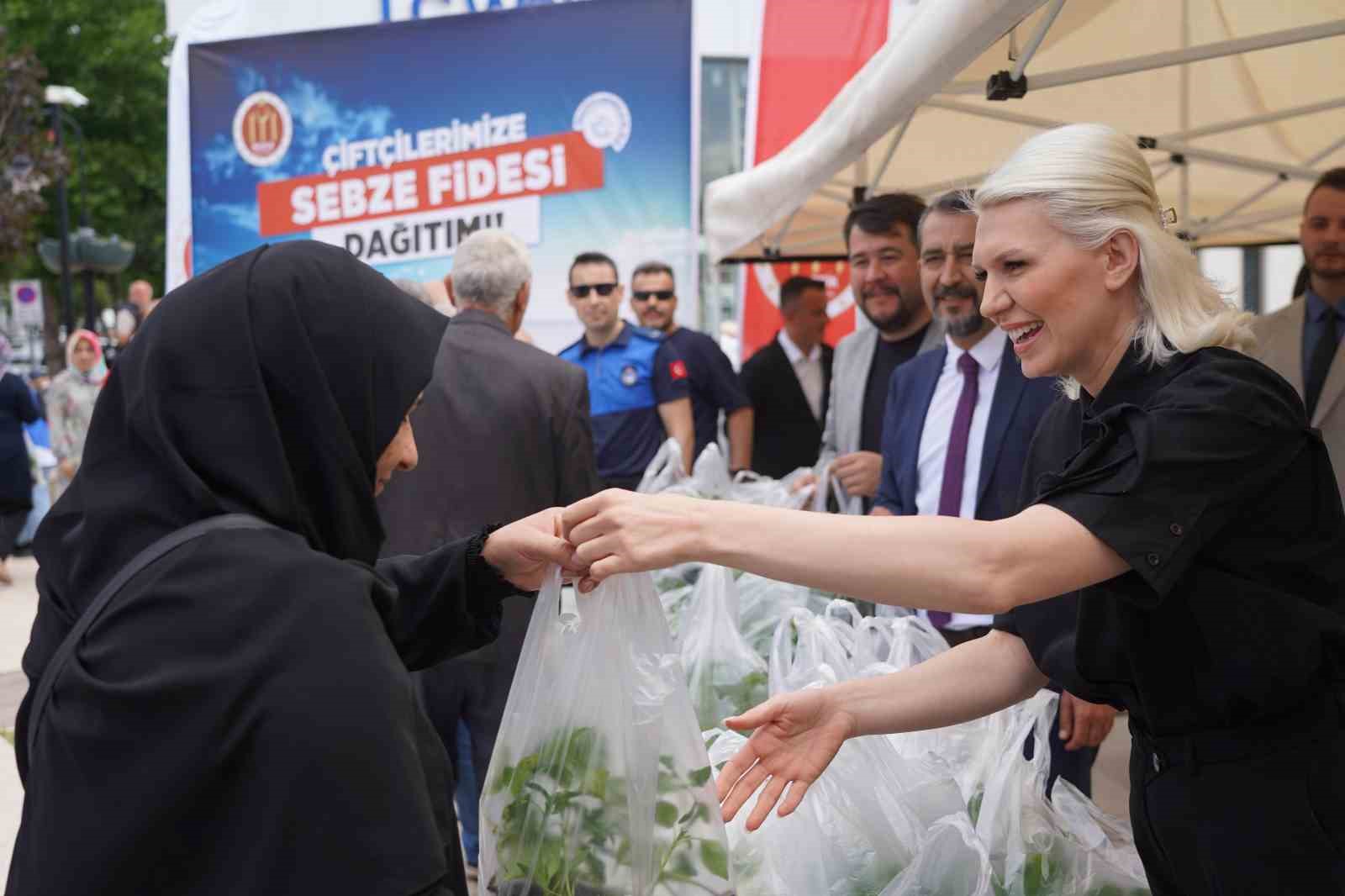 TOPRAKLA BULUŞTURULMAK ÜZERE ÜCRETSİZ 43 BİN 500 FİDE DAĞITILDI UZUN KUYRUKLARIN OLUŞTUĞU ALANDA ON BİNLERCE SEBZE FİDESİNİN DAĞITIMI 1 SAATTE BİTTİ