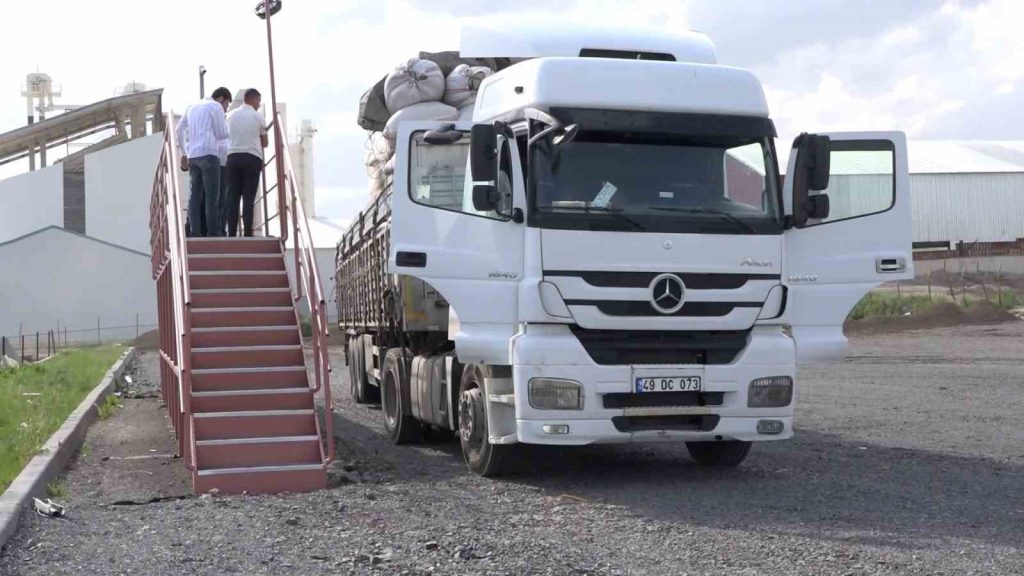 VİZESİ OLMAYAN KURBANLIKLARA GEÇİT YOK ERZURUM VETERİNER YOL KONTROL DENETİM İSTASYONU, DOĞUDAN BATIYA GİDEN HAYVANLAR İÇİN ADETA BİR GÜMRÜK KAPISI