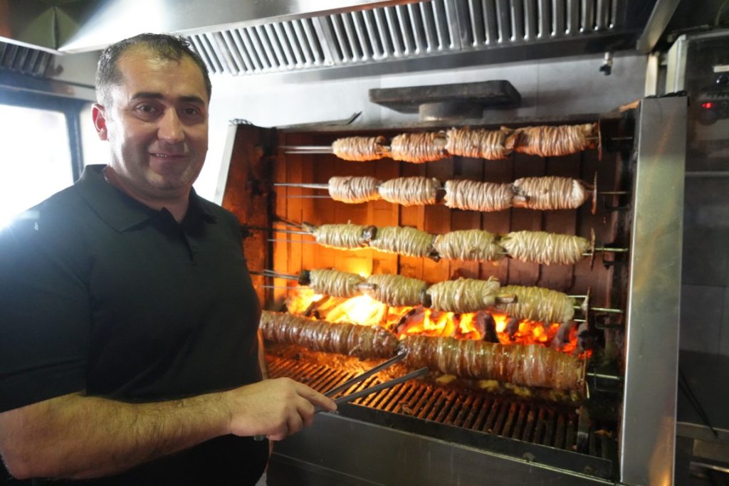 KOKOREÇTE İTHAL BAĞIRSAKLA GELEN ŞÜPHE İDDİAYA GÖRE, İSLAMİ USULLERE UYGUNLUĞU TARTIŞILAN İTHAL BAĞIRSAK, YERLİ BAĞIRSAK İLE KARIŞTIRILIP KOKOREÇ OLARAK SATILIYOR KOKOREÇİN BAŞKENTİNDE ÜRETİCİLERİN İDDİASI KOKOREÇ PİYASASINI ALT ÜST EDECEK ÜRETİCİ ERDAL ASLANBOĞA: 