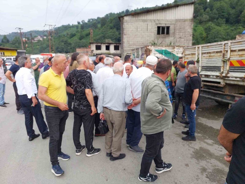 ÇAY ÜRETİCİLERİ ÖZEL SEKTÖRÜ PROTESTO ETTİ ÇAY ÜRETİCİLERİNİN PROTESTOSUNDA KISA SÜRELİ GERGİNLİK YAŞANDI