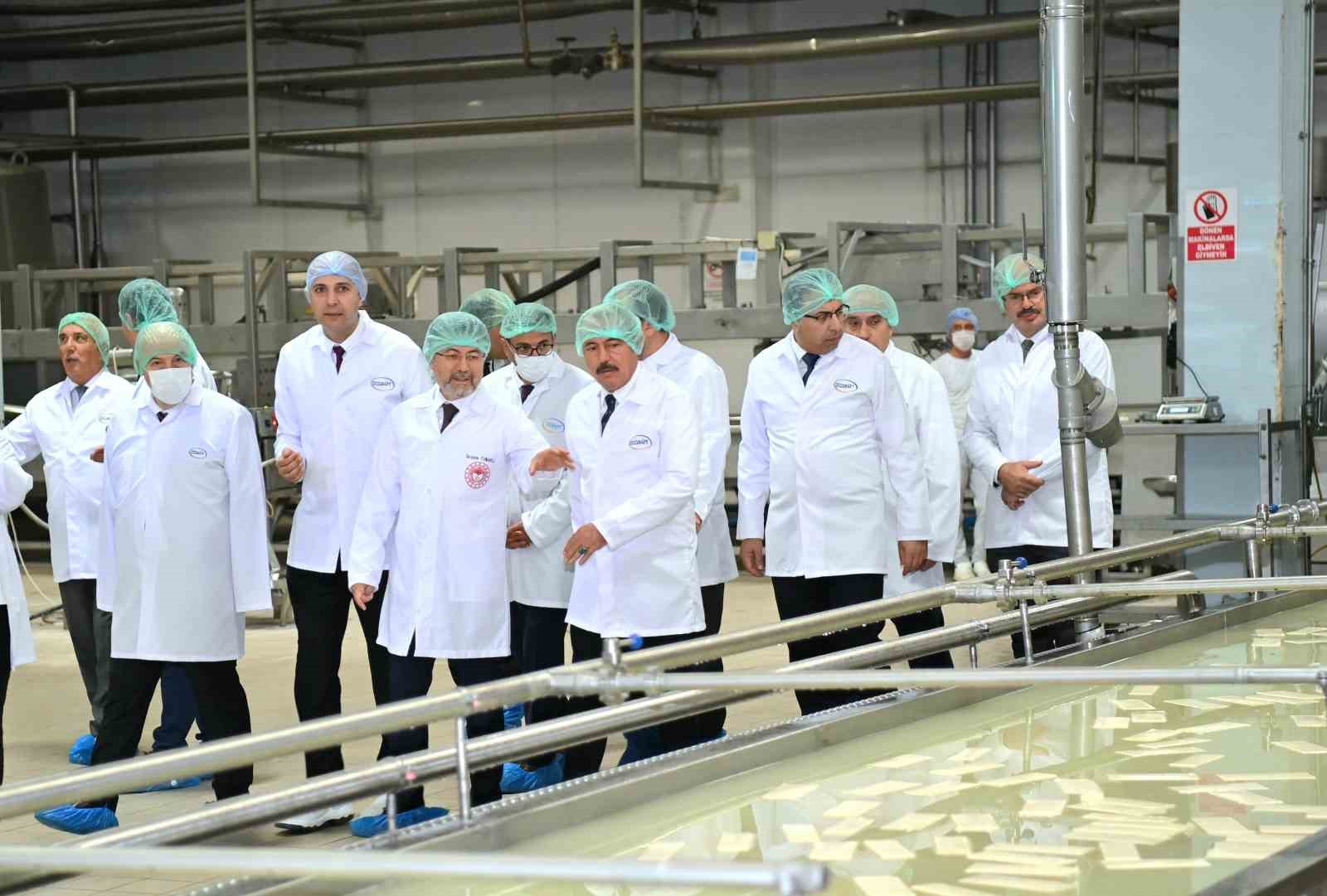 BAKAN YUMAKLI: "ÜRETİCİYİ KORUMAK İÇİN GÜNLÜK BİN TON SÜTÜ PİYASADAN ÇEKECEĞİZ"