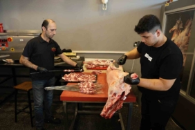 ADANALI KASAPLARDAN KEBAPÇILARA FİYAT TEPKİSİ ADANA KASAPLAR ODASI BAŞKANI SARUHAN YAĞMUR: "FAHİŞ FİYATLARIN ÖNÜNE GEÇİLMESİ LAZIM"