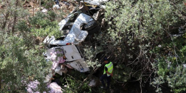 Sivas'ta fındık işçilerini taşıyan minibüs uçuruma yuvarlandı, 3 kişi öldü, 18 kişi yaralandı